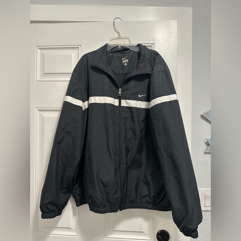 Men’s Nike windbreaker.